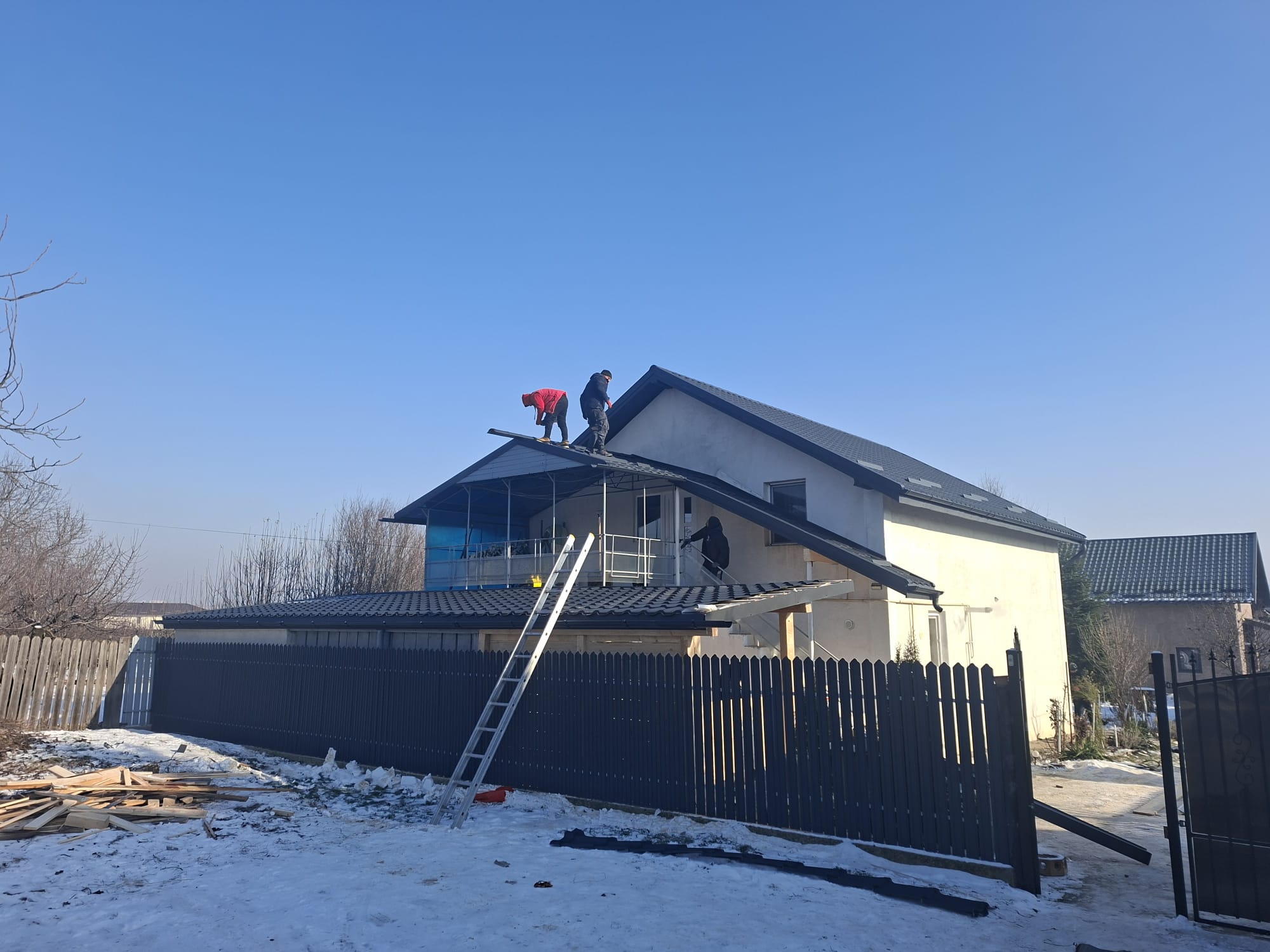 Echipa Acoperisuri Gabriel la lucru pe acoperis cu tigla metalica in iarna